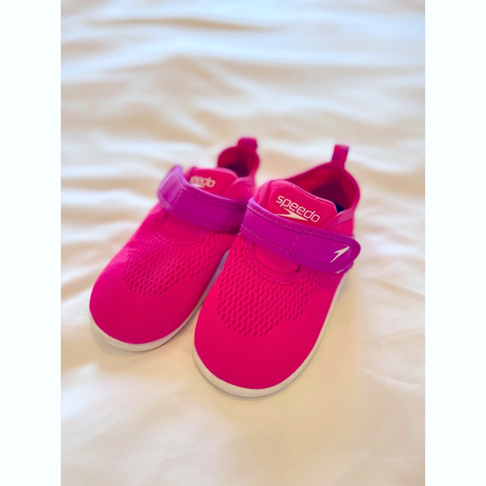Toddler girl size Large-9/10 Speedo water shoes w/ Velcro